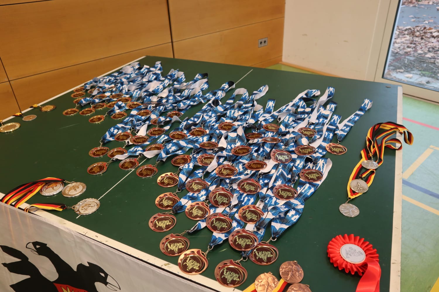 Der Tisch mit Medaillen